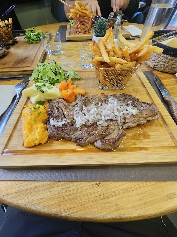 Entrecôte de Bœuf Frites Salade
